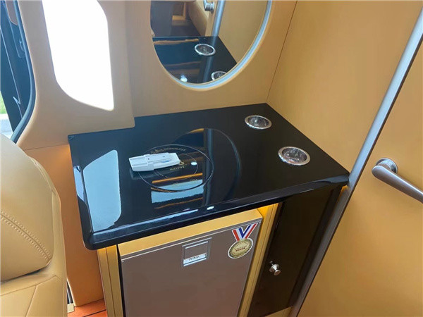 必备的卡座带个小桌子,全部座椅电动调节,三能源冰箱75l,多层橱柜,230