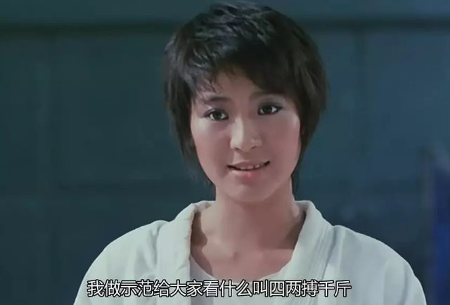 1992年上映的《警察故事3》,杨紫琼已经和张曼玉是并列女一号了.