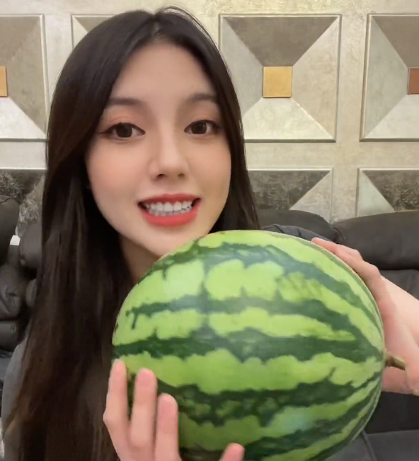 兜儿晒胎动视频,被一致认为是女儿,小猪的"儿子梦"又破灭了