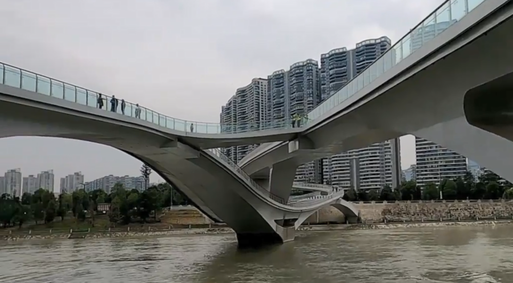 敢想敢建不经意间成为新地标景观的五岔子大桥