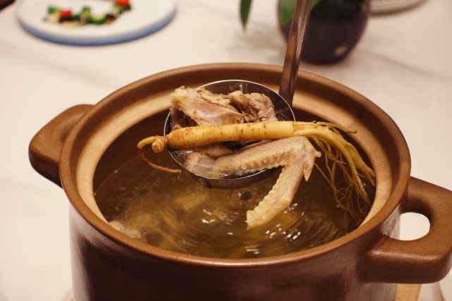 广州菜是粤菜的一个分支,强调食材的精致高级,用餐环境也很讲究