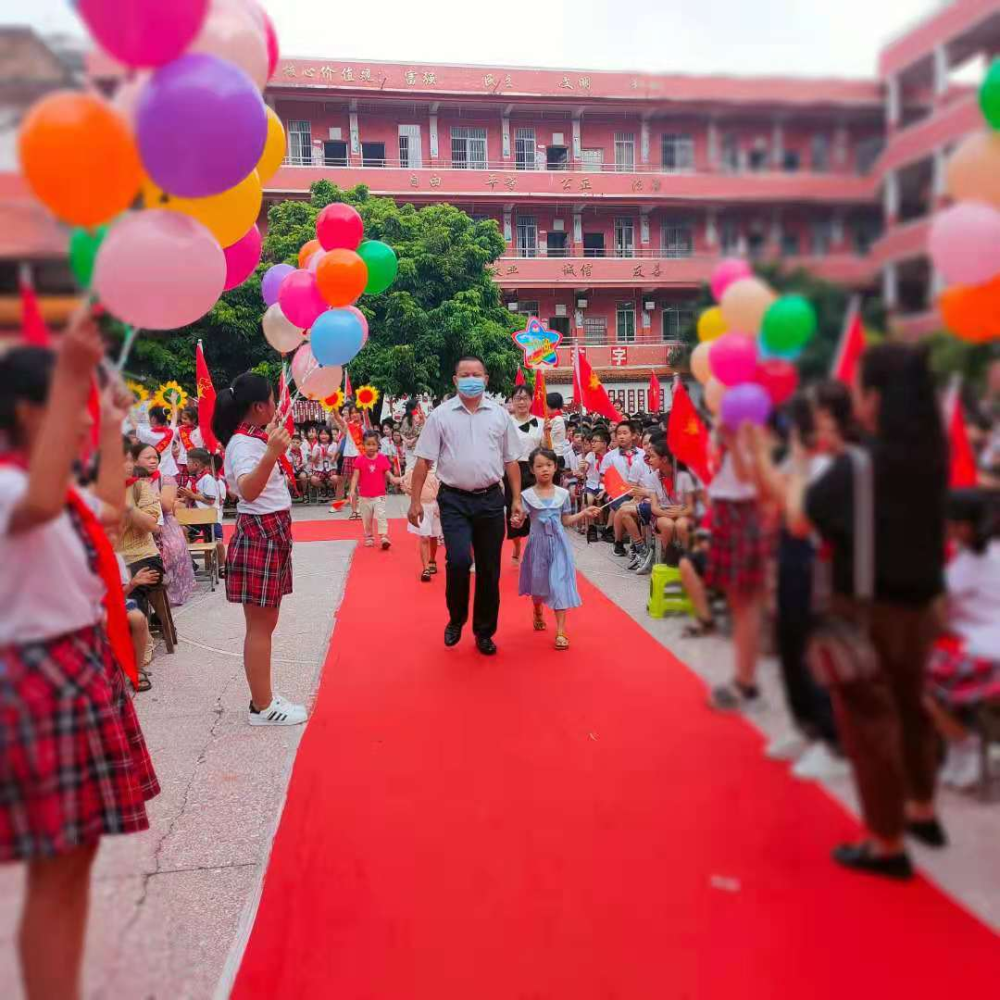 北流镇新芝小学迎着灿烂的朝阳,北流市工业区小学全体师生,齐聚操场