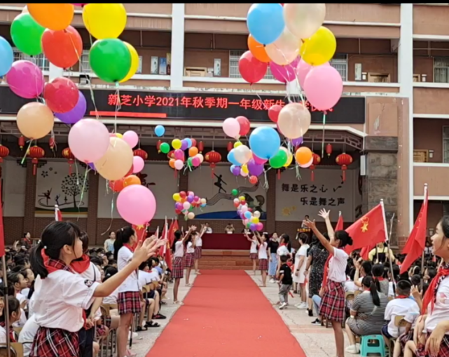 北流镇新芝小学迎着灿烂的朝阳,北流市工业区小学全体师生,齐聚操场