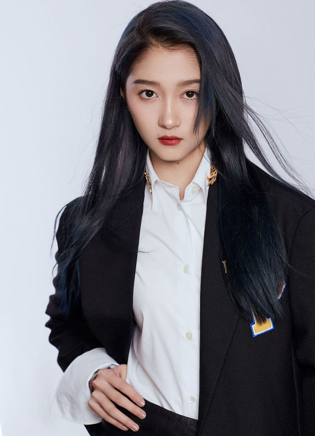 关晓彤黑色西装搭皮裙化身酷飒学姐 黑蓝发色低调不失高级感