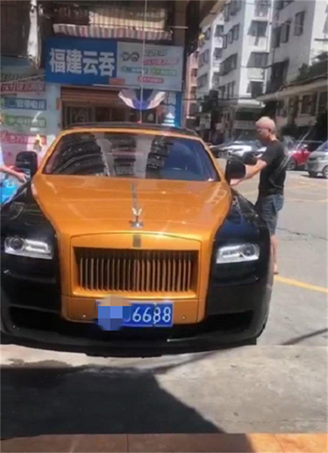 广东土豪有多低调?路边一个大爷穿人字拖,却坐上了一台劳斯莱斯