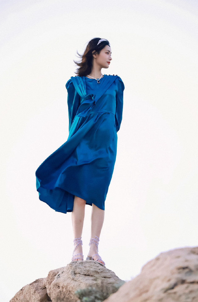 许佳琪越来越有品味丝绸连衣裙加入可爱风设计依旧不失高级感