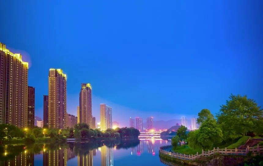 买一层享两层!新月半岛滨河旺铺火热销售,还有好礼相送