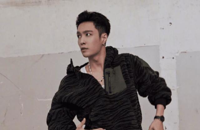 张艺兴为《捕鱼行动》剃寸头,谁还会说他离不开"偶像包袱"