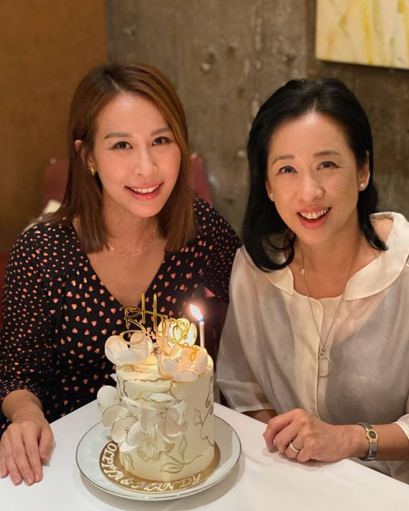 郭晶晶婆婆庆63岁生日，冻龄有术状态好，与小24岁港姐同框像姐妹