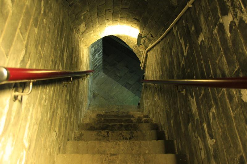 万余米长的地下暗道,世界上使用最久的监狱,独具一格的水帘,清风荷香