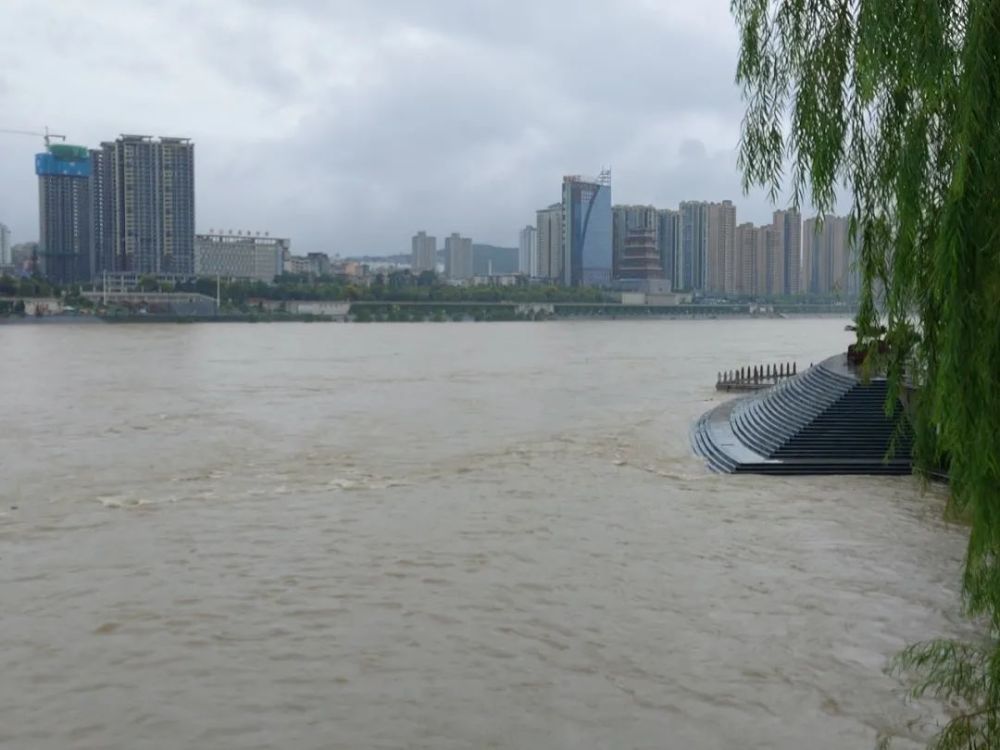 暴雨洪灾撤离安康明天暴雨继续