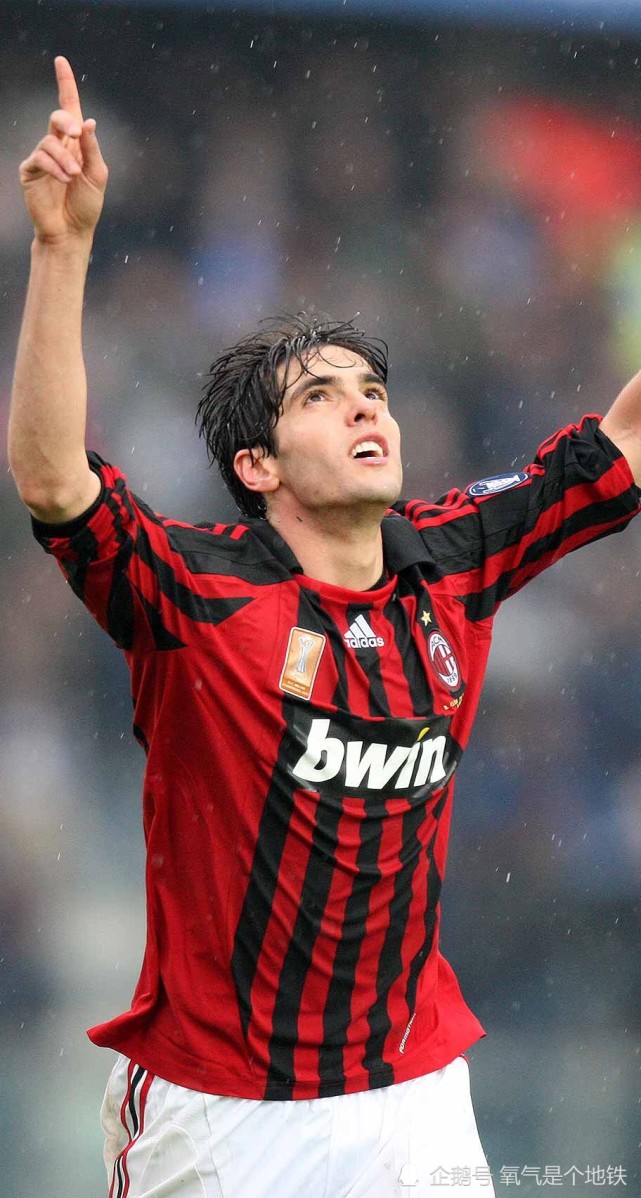 卡卡选出职业生涯三个名场面其中两个背景板是梅西和c罗