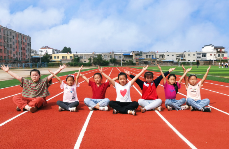 肥城市汶阳镇中心小学操场旧貌换新颜