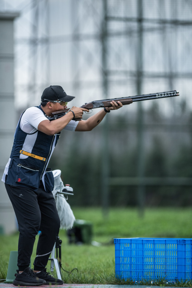 9月4日,山东二队选手韩旭(中)在比赛中.新华社记者 陶亮 摄