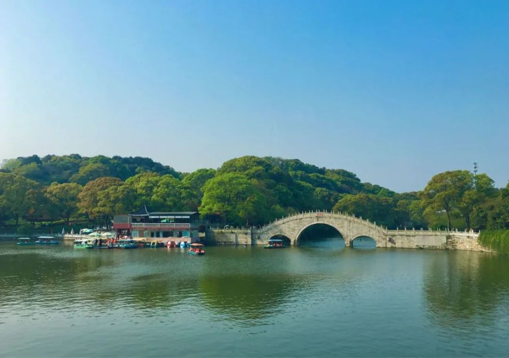 湖南嶽陽君山島岳陽樓更愛湖畔的落日和臘肉