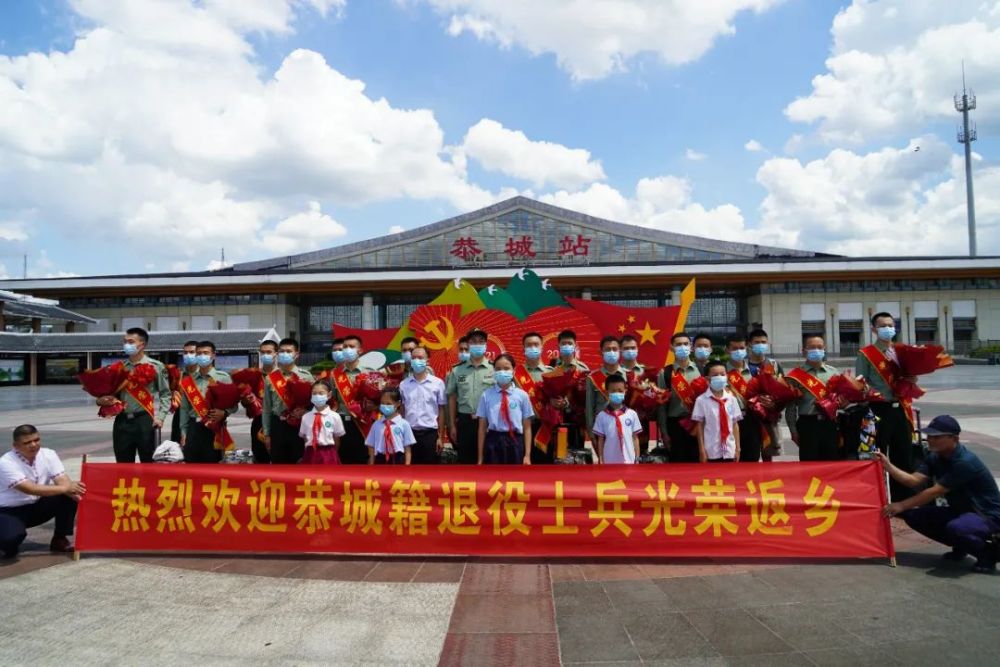 老兵欢迎回家我县举行退役军人光荣返乡迎接仪式