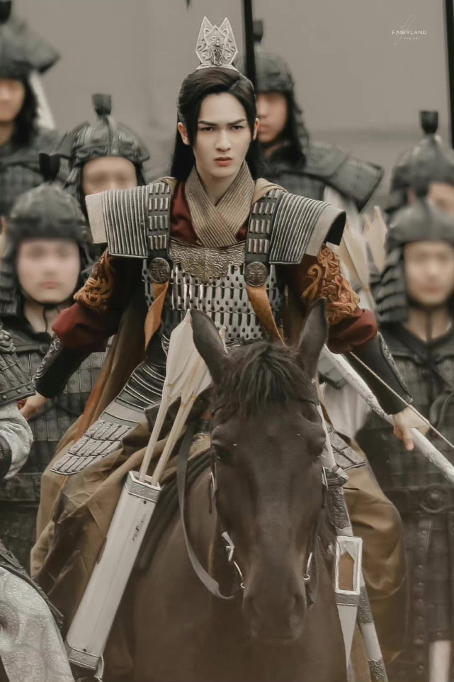 苏记朱正廷路透强行走浓颜男主路线脸型古怪很阴柔超辣眼睛