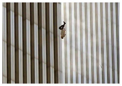 让人流泪的自杀照她从86楼跳下死亡瞬间被拍下被称天使坠落