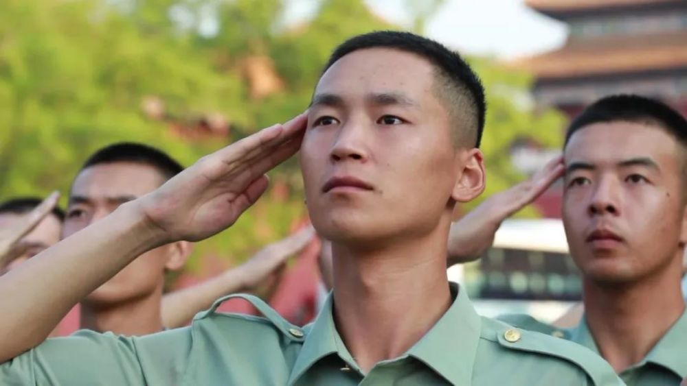 44名国旗护卫队老兵最后一次执行升旗任务告别战位