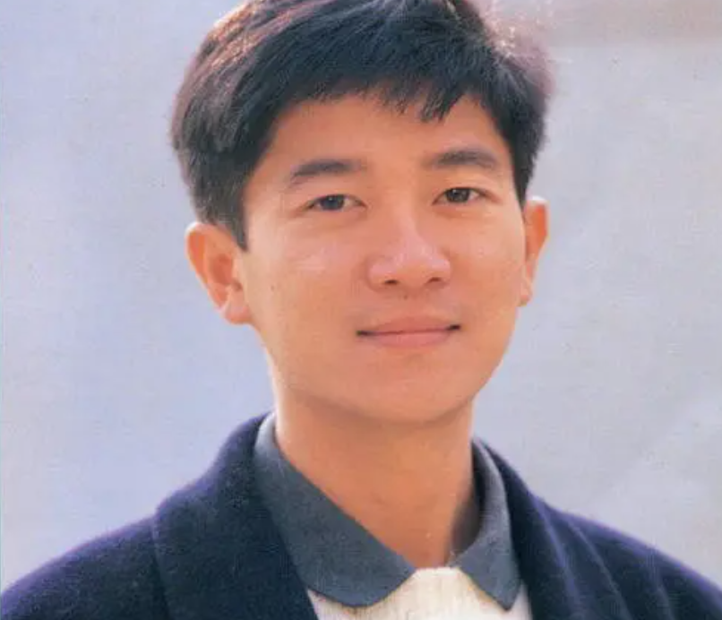 陈百强诞辰63周年活动,哥哥姐姐现身支持,两人长相斯文气质出众