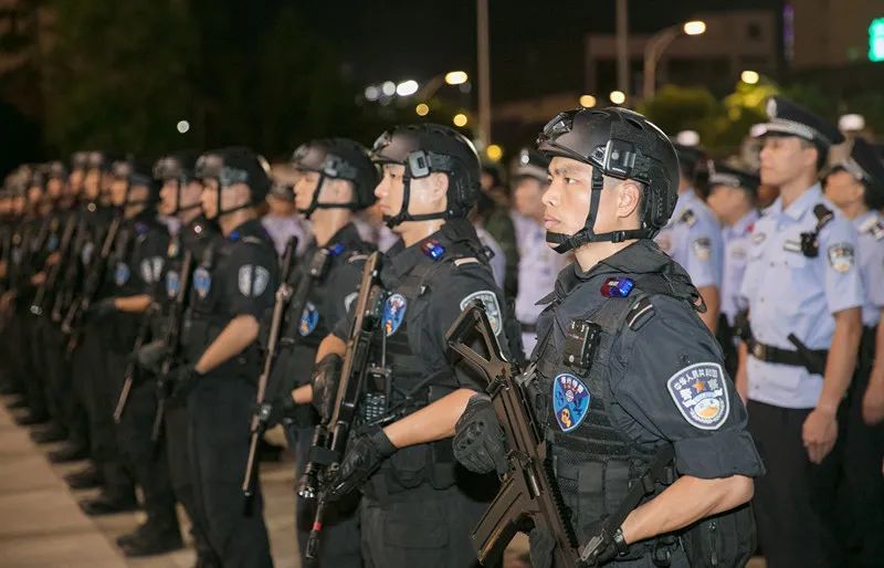 当晚9时许,在市区主会场500多名参战民警辅警,武警官兵迅速集结,整装