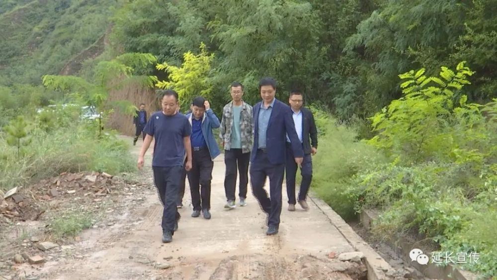 9月4日,延长县副县长白宗奇先后来到张家滩镇垃圾填埋场,污水处理厂和