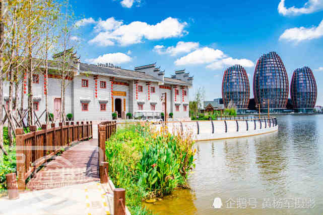 中国最大的鲁班浮雕在这个县,家具产值突破2000亿,一小镇景如画
