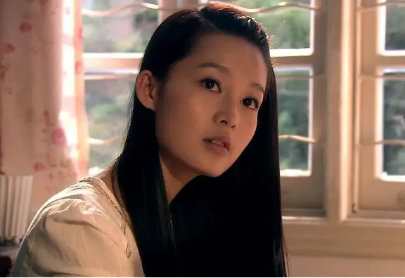 在荣信达的8年,李沁没得选,至少公司把女一号的剧都给她了,《花开半夏
