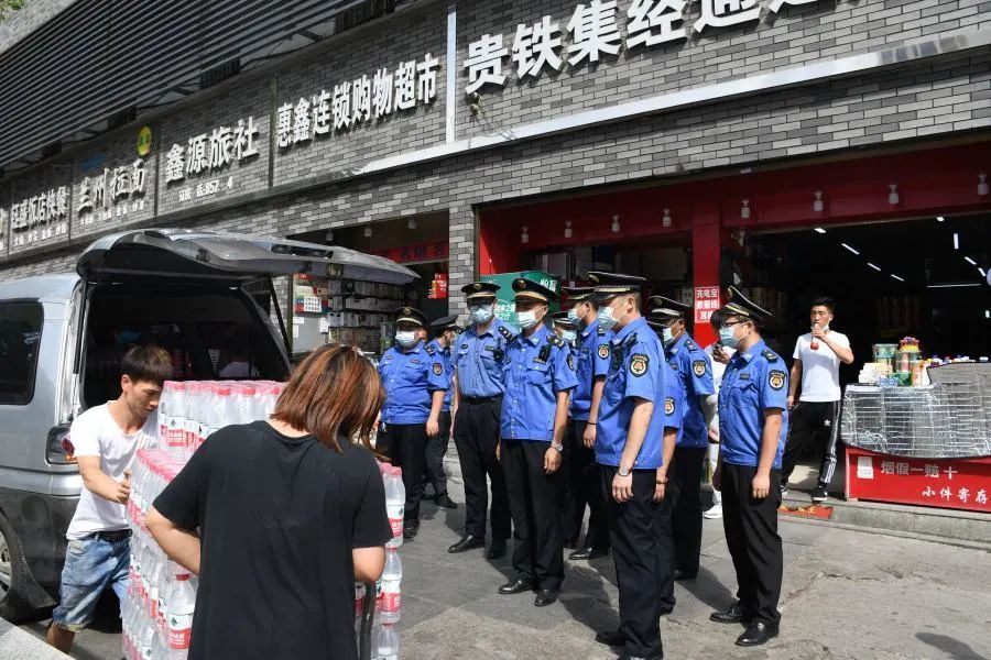 城管执法人员对违规停放车辆进行劝离交警开展例行检查据贵阳市交通