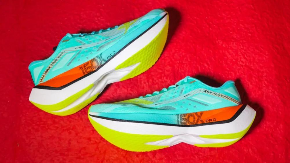 同时中底厚度对比第一代也是提升了8mm的厚度,带来更好的缓震和回弹.