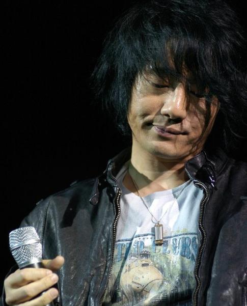 摇滚巨匠郑钧让前妻等待了18年没回头为何转头娶了刘芸