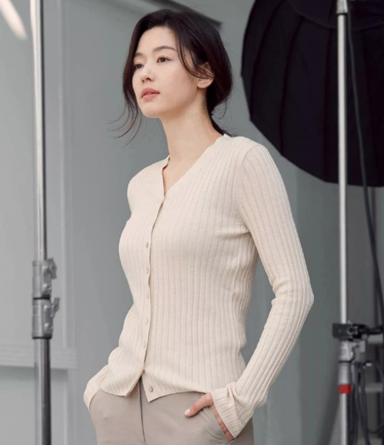 韩国第一美人全智贤,39岁依旧少女感,又甜美又霸气