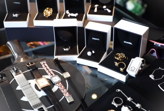 洗米嫂首晒衣帽间,手机壳1万元一个,奢侈品塞满墙,豪华似宫殿_腾讯