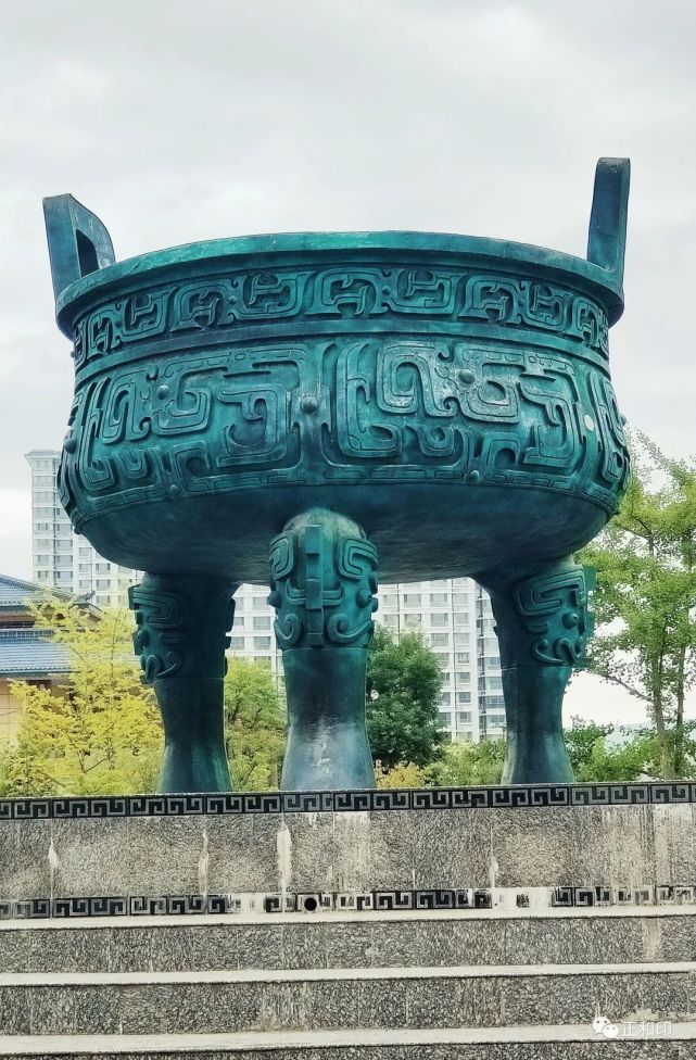 垂丝密织鸿蒙幔,山不露面云雾掩.