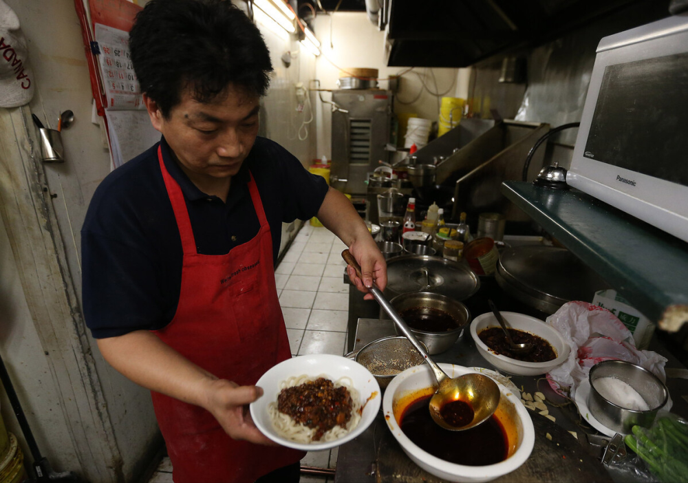 去年武汉开店,今年广州开店,面馆老板自嘲:走到哪,哪里倒霉