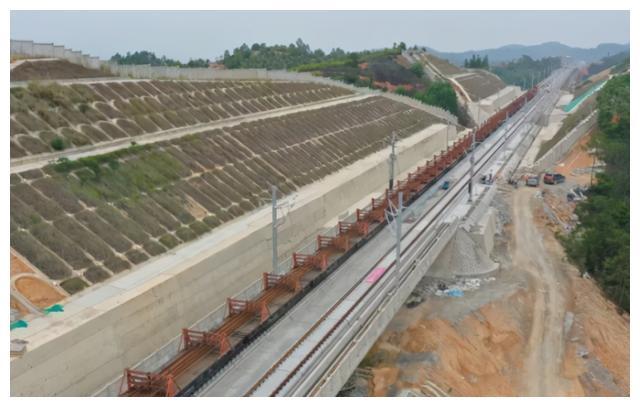 横贯泉州的铁路有鹰厦铁路漳泉线,漳泉肖铁路,还有两条在建的铁路