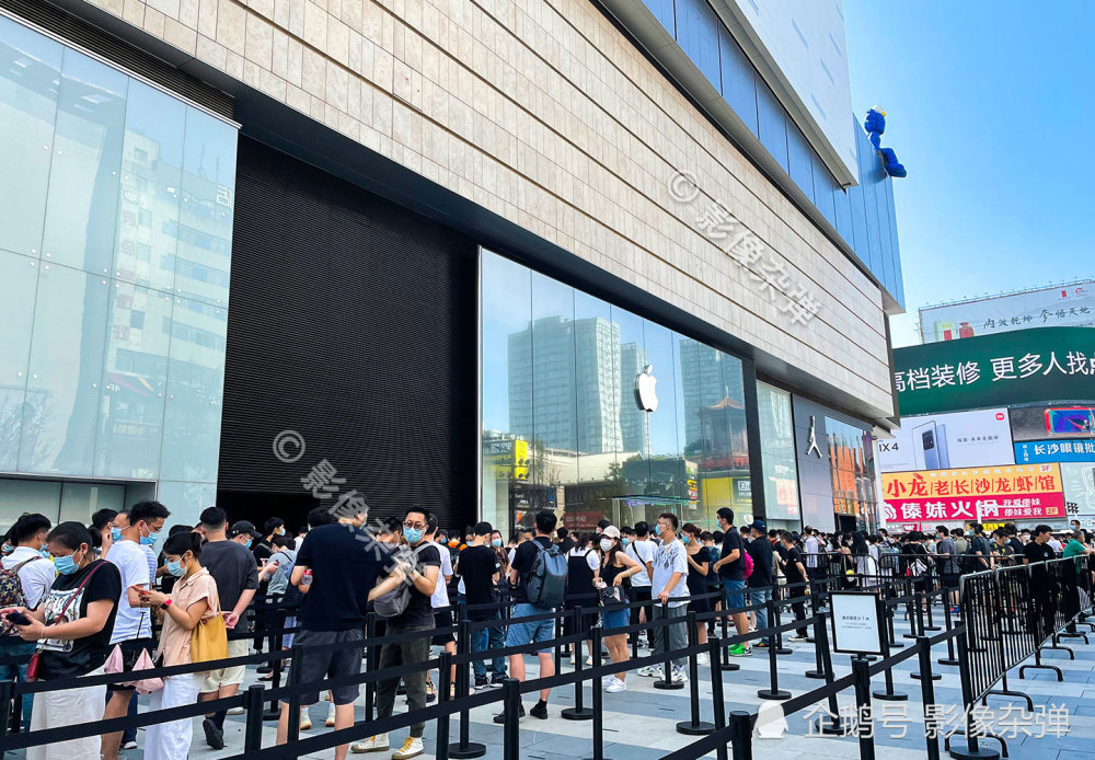 长沙苹果店开业,市民顶着38℃高温排队,对面华为门店十分冷清