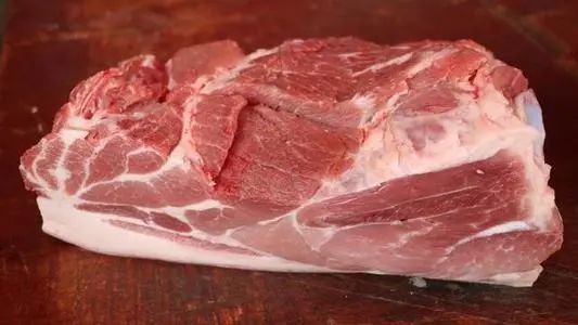 新乡县小冀菜市场猪肉降到10块钱一斤了?