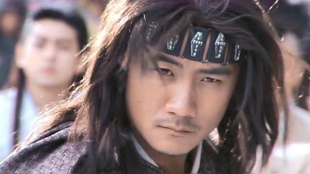 乔峰出场的时候,金庸借段誉之眼描述了其形象,身材魁伟,身穿旧布袍