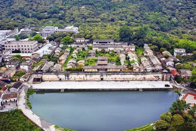 崇林世居,位于惠州市镇隆镇大光村,建于清嘉庆三年(1798),据说是广东