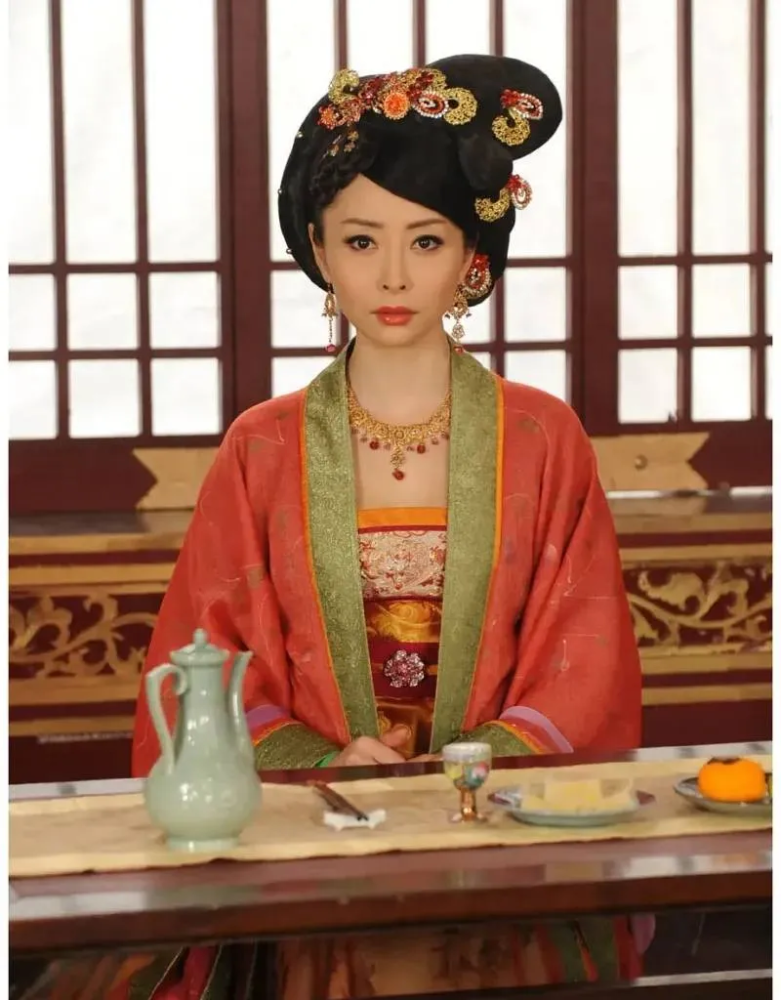 "tvb御用狐狸精"汤盈盈,凭啥赢过港姐冠军李珊珊,拿下钱嘉乐