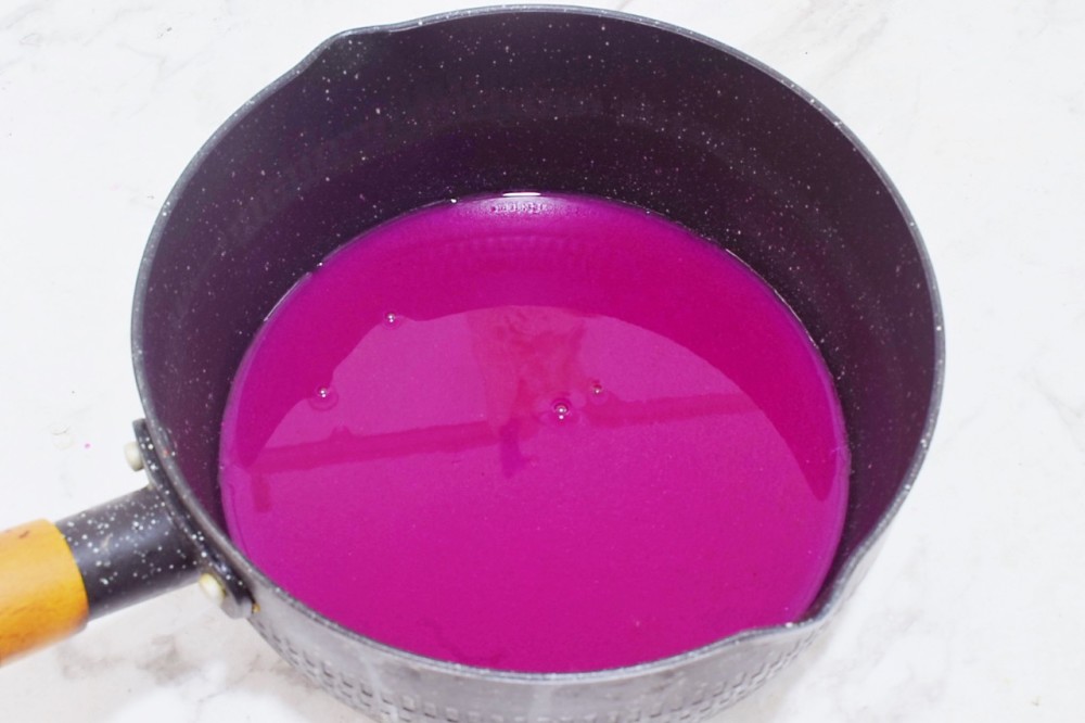 10,将火龙果溶液放入锅中熬煮,然后加入吉利丁片,将吉利丁片融化即可.