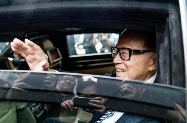 李嘉诚的宝马有多牛?光玻璃就有6cm厚,汽车轮胎才是最大亮点