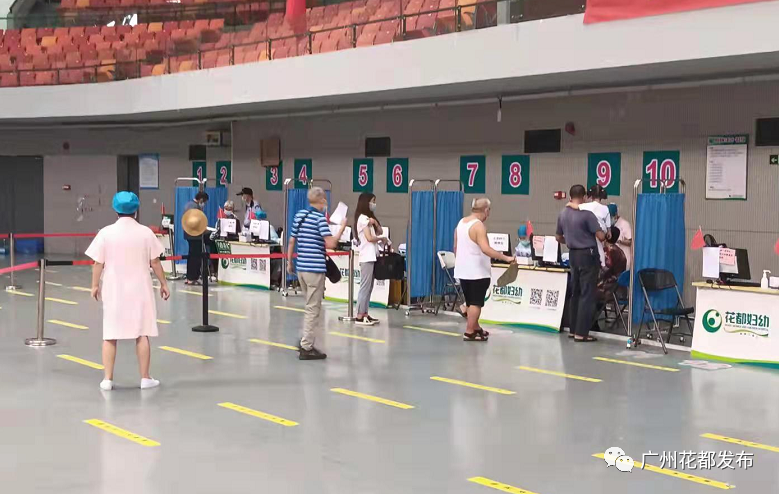 "一位老人在志愿者的陪同下,于东风体育馆新冠疫苗接种点顺利完成了