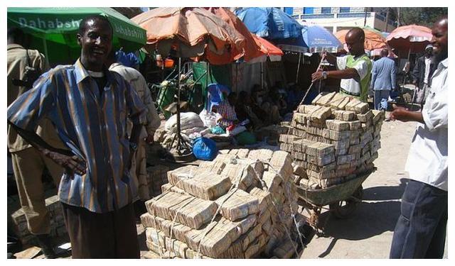 津巴布韦币这么不值钱可以拿货物去换回来当废纸卖来盈利吗