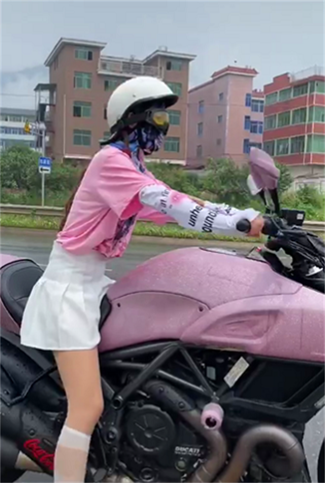 星光粉杜卡迪大魔鬼温州首台车主女骑士还亲自动手改的