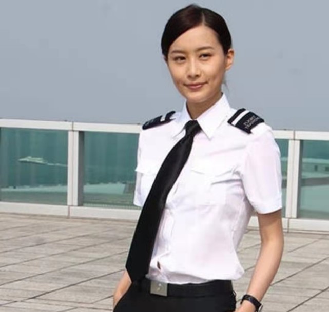 与两大男神吴镇宇,张智霖合作,她饰演的是一个活泼可爱的"何年希"