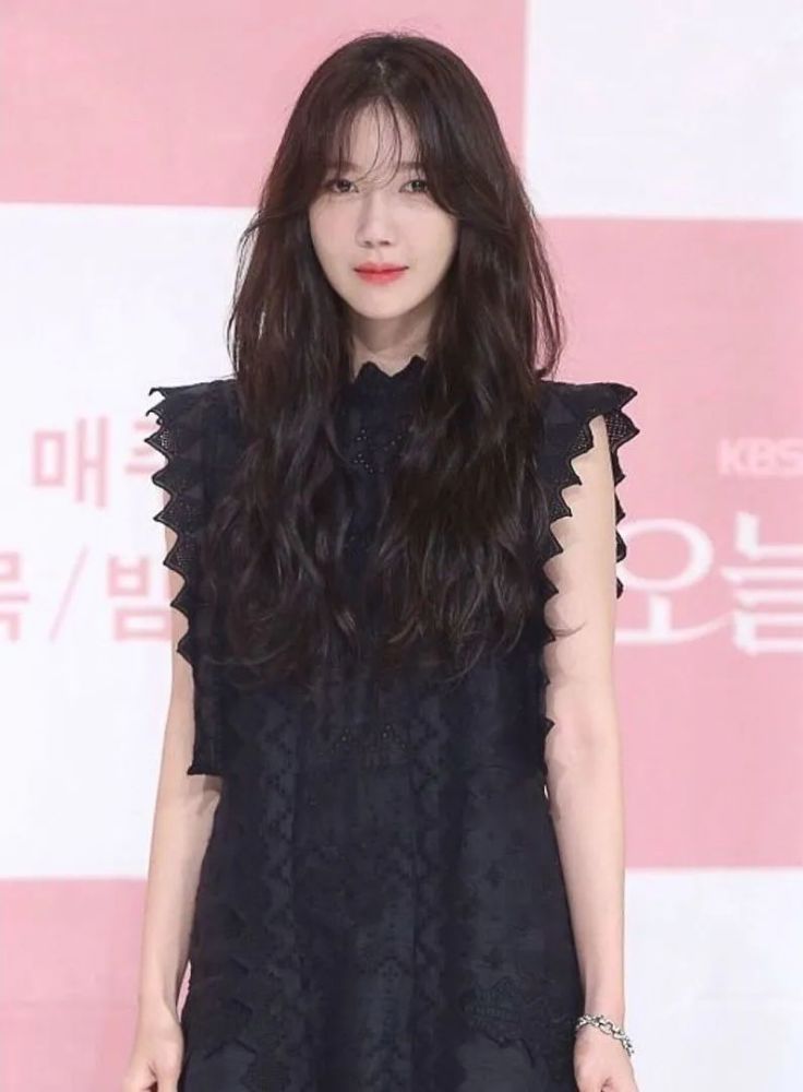 一时间所有的目光都聚焦在了这个"徐太志的隐婚妻子"身上,关于李智雅