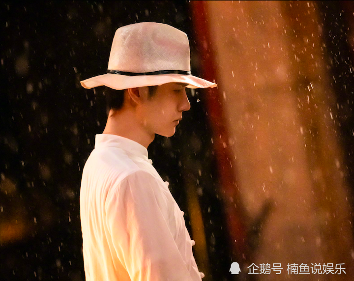 王一博上海滩白褂造型有多绝?一代宗师既视感,雨夜撑伞太帅气