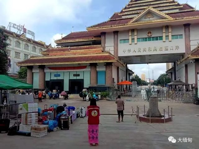 木姐镇上,人民币100元兑换29250缅币